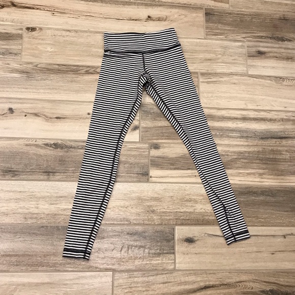 Lululemon B&W Stripe Cotton Wunder Unders - Picture 2 of 8